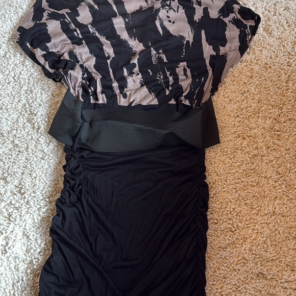 New no tag midi dress belt taupe black short sleeve medium ruching stretchy - Picture 3 of 3